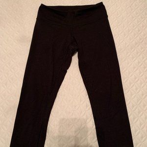 Black Lululemon Wunder Under High Waisted Capri leggings